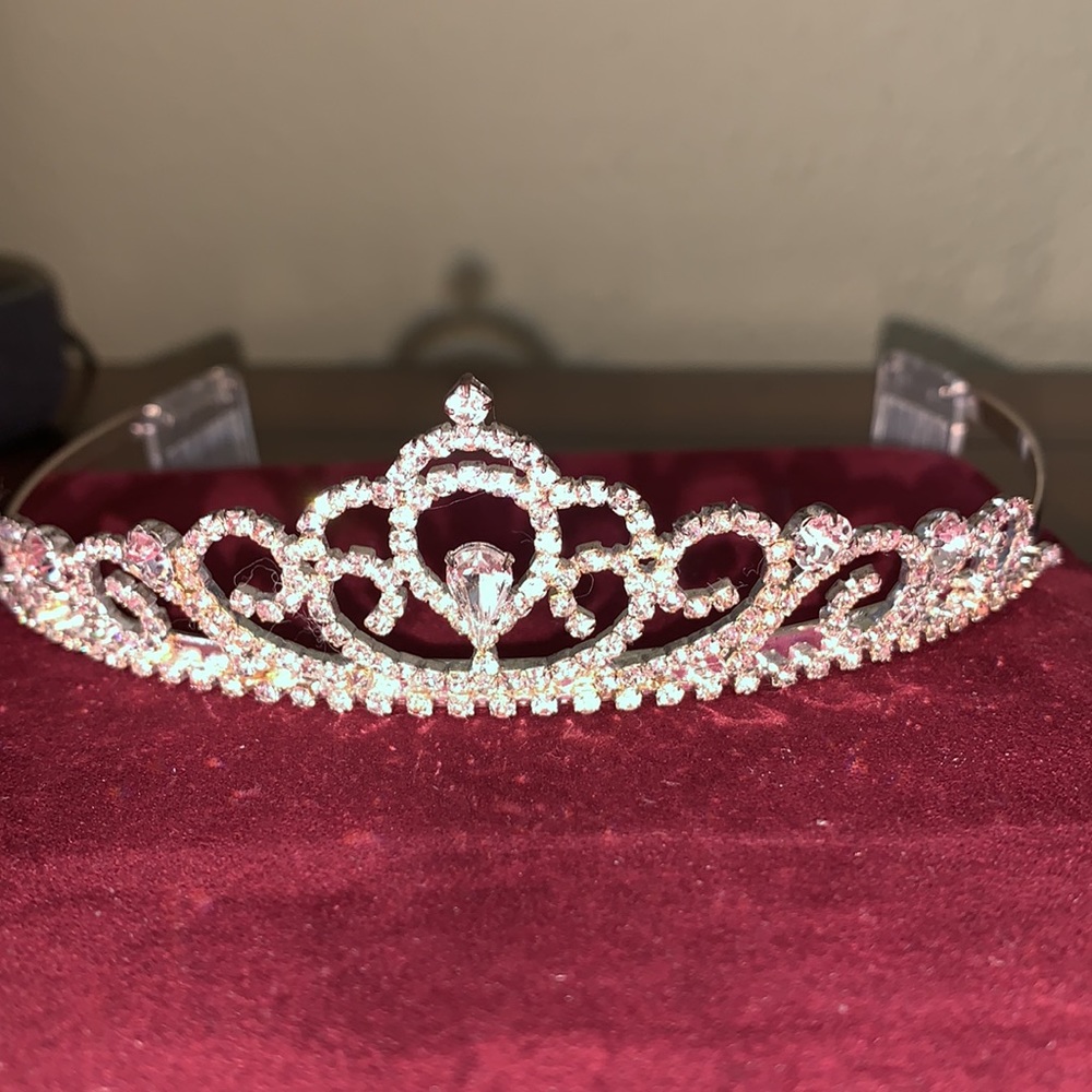 Rhinestone Tiara 👑 - Picture 2 of 9